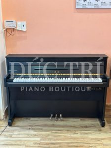 Phía trước đàn Yamaha Dup20