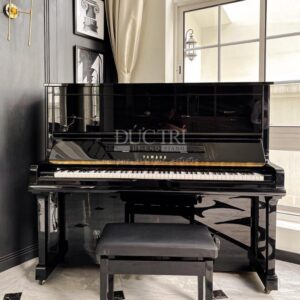 Phía trước đàn piano Yamaha U1