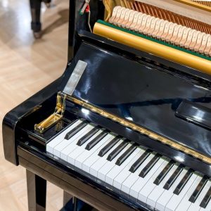 Phím đàn và búa đàn trên đàn Yamaha U1A