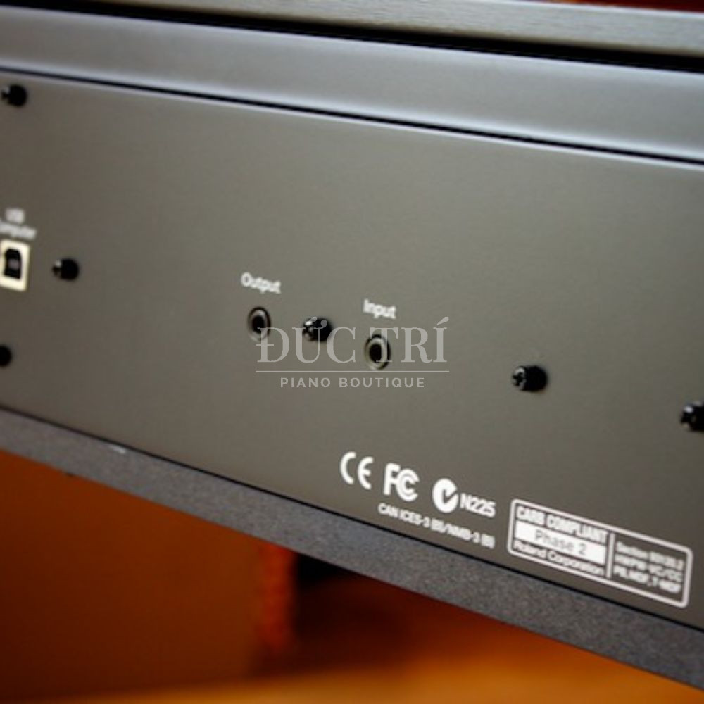 mat sau dan Roland F 130R Roland F-130R mặt sau đàn Roland F-130R