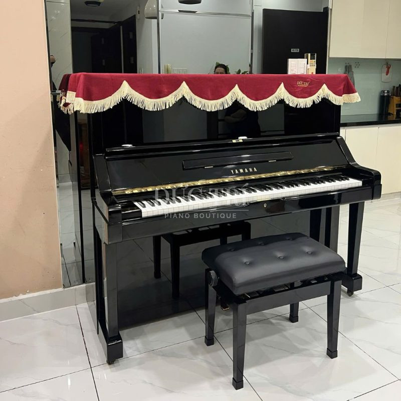 mặt trước của đàn Yamaha UX