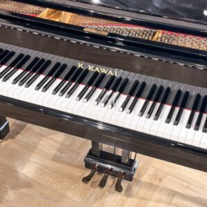 Logo, bàn phím và chân pedal của đàn piano Kawai CA-60