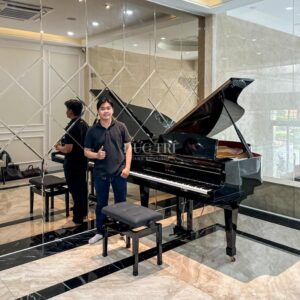Nhân viên của Piano Đức Trí chụp hình cùng chiếc đàn Kawai GS30 tại nhà của khách hàng