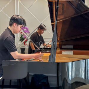 Nhân viên kỹ thuật của Piano Đức Trí đang điều chỉnh dây đàn Kawai GS30 cho khách hàng