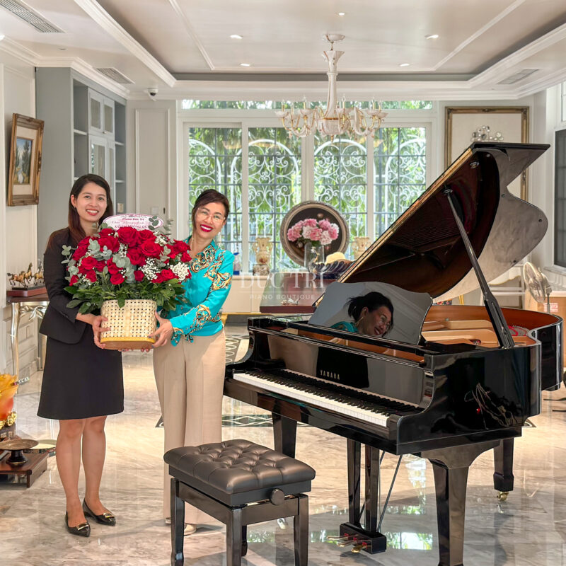 Nhân viên Đức Trí Piano Boutique chụp hình cùng khách hàng mua đàn Khách hàng mua đàn Piano Yamaha C1