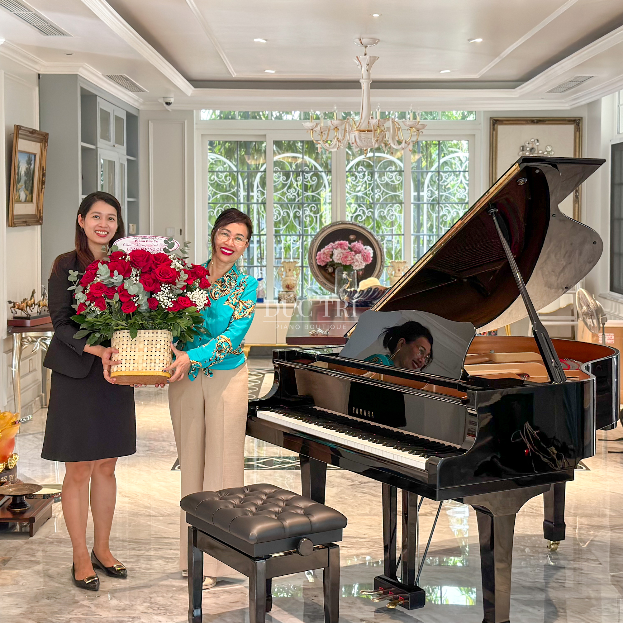 528072604 1069098415419521 3788487615825932248 n Yamaha C1 Nhân viên Đức Trí Piano Boutique chụp hình cùng khách hàng mua đàn Khách hàng mua đàn Piano Yamaha C1