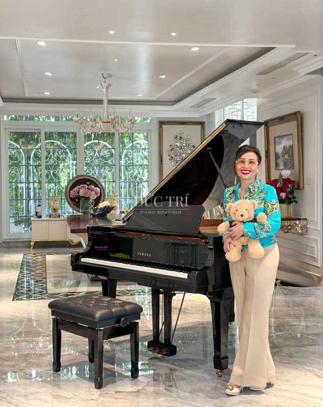 Hình ảnh khách hàng chụp cùng Piano Yamaha C1