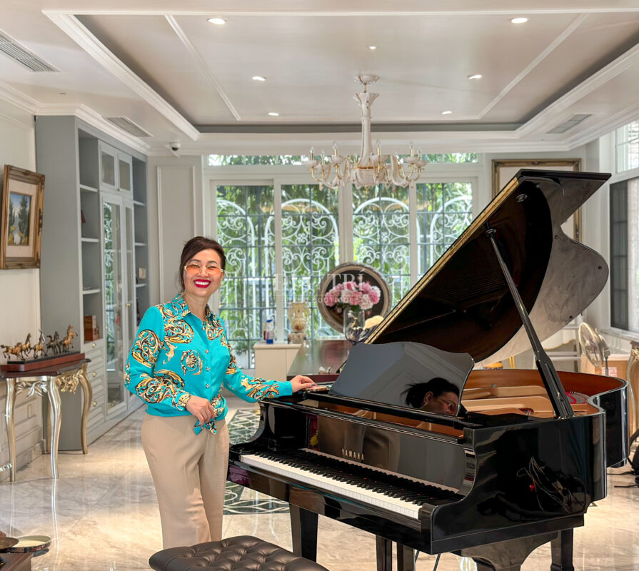 Niềm vui của khách hàng khi nhận đàn Grand Piano Yamaha C1