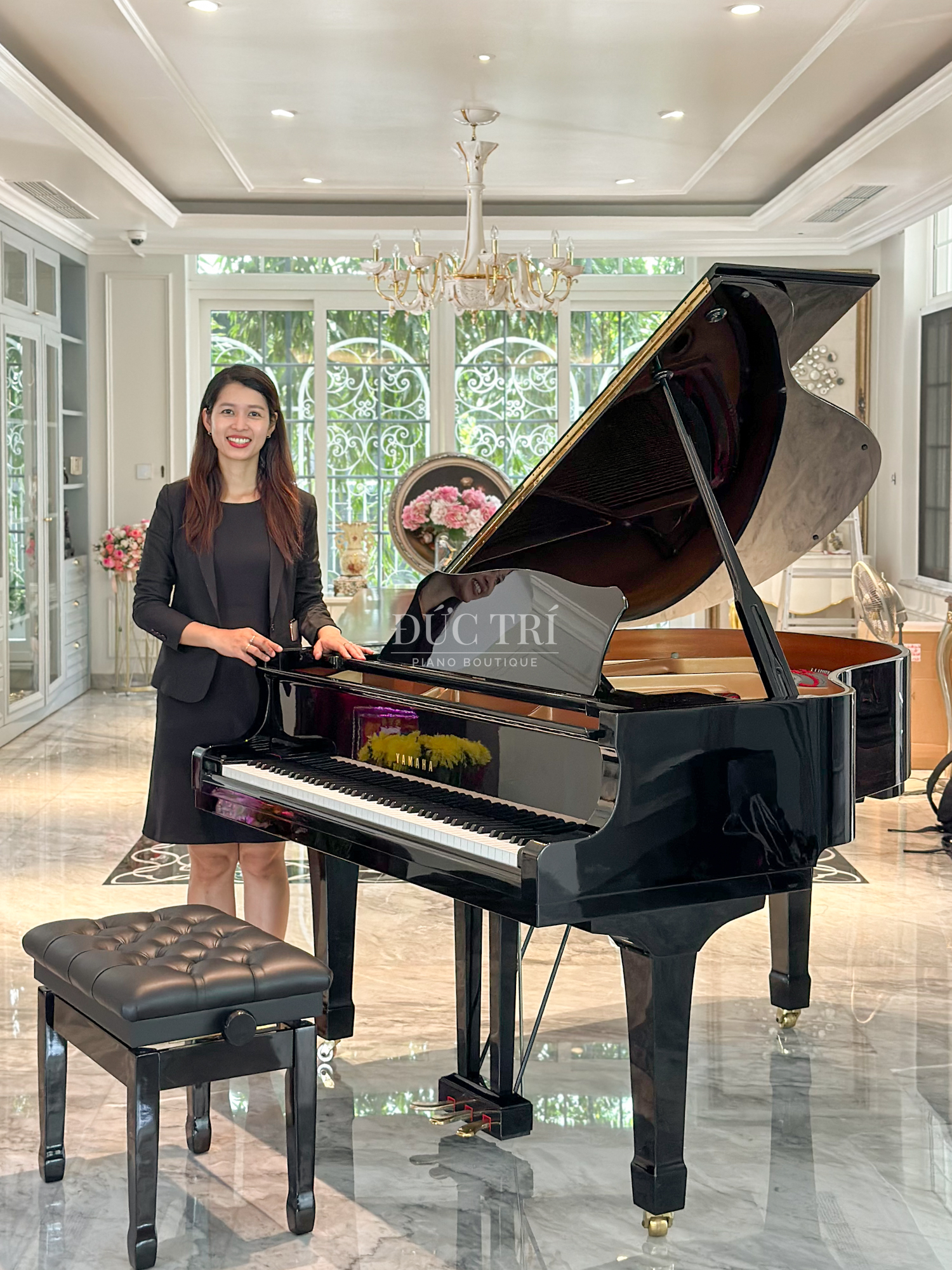 528676244 1069098145419548 6697919080427642184 n Yamaha C1 Nhân viên Đức Trí Piano Boutique cùng đàn Grand Piano Yamaha C1
