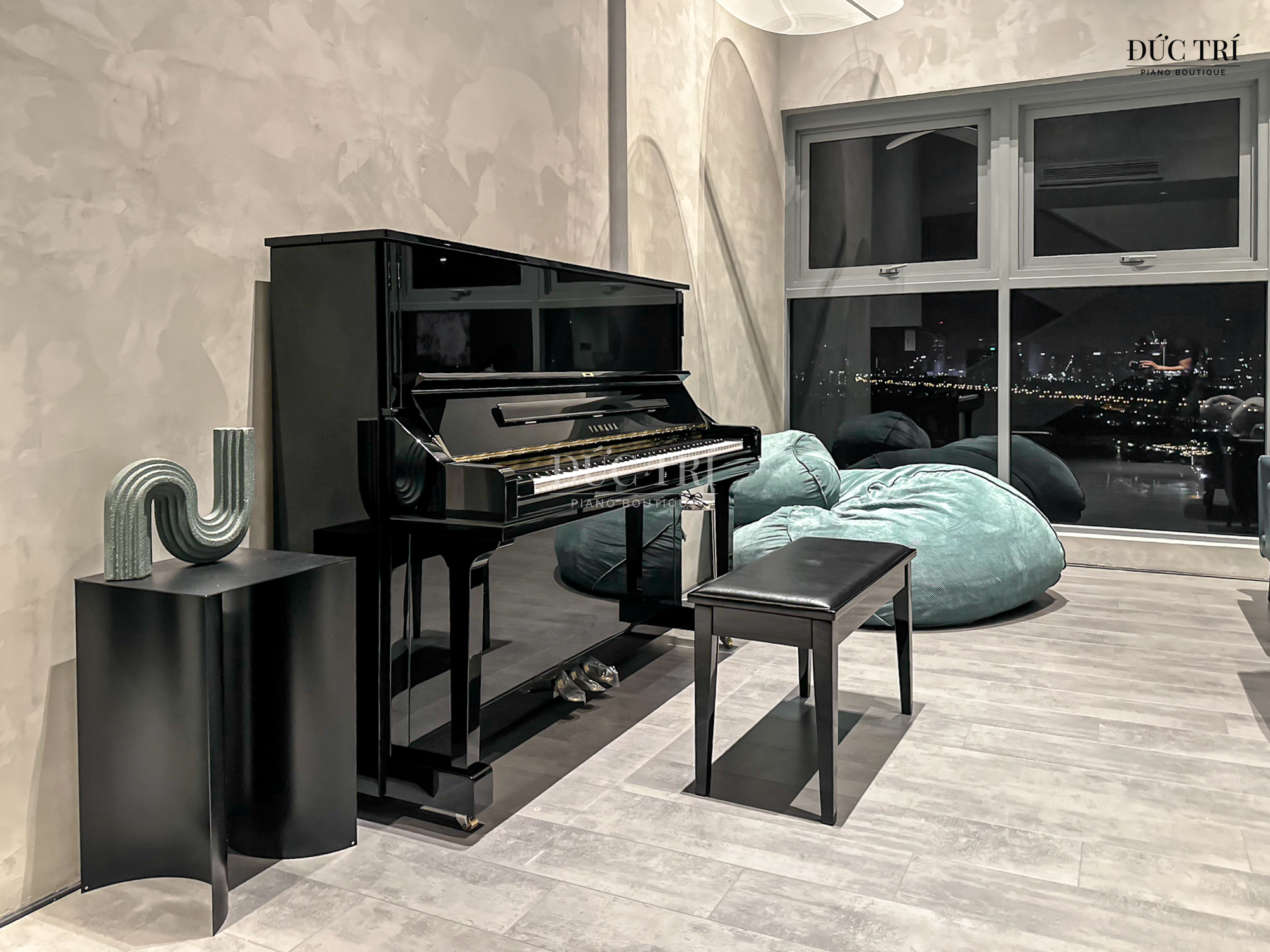 Bàn giao Yamaha U3PE New 2025 - Biểu tượng âm nhạc sang trọng tại Penthouse Đảo Kim Cương 4 Góc nhìn bên trái đàn Yamaha U3PE