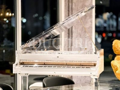 Phía trước đàn Grand Piano Crystal Schreiner & Söhne SG168