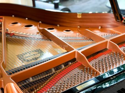 Cận cảnh khung dây và bảng cộng hưởng của đàn Yamaha DC2X Disklavier