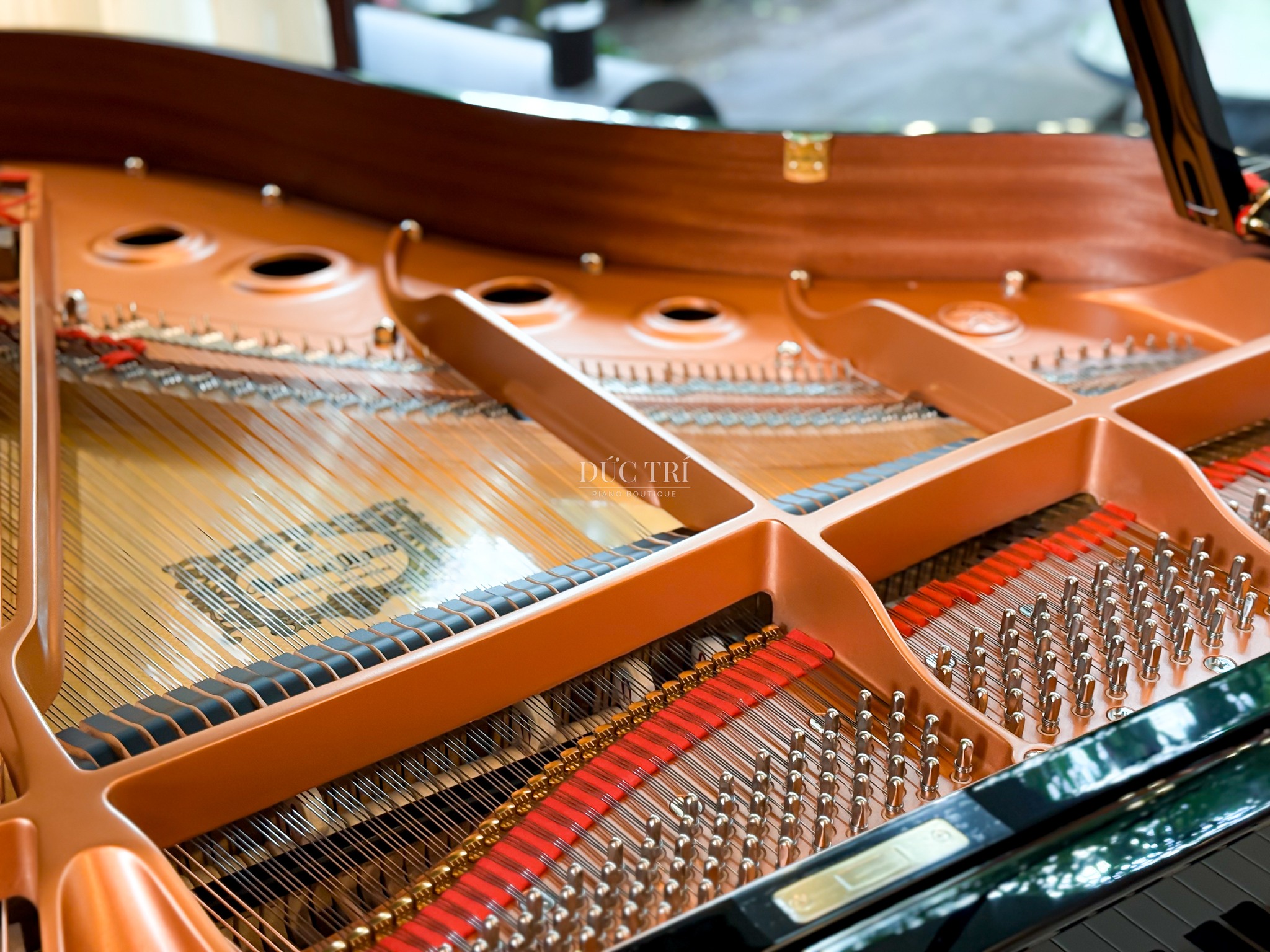 Cận cảnh khung dây và bảng cộng hưởng của đàn Yamaha DC2X Disklavier