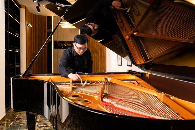 Chuyên viên kĩ thuật của Đức Trí Piano Boutique đang bảo trì đàn piano Grand 1