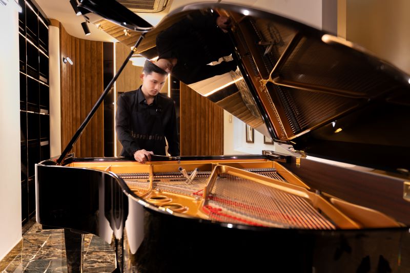 Chuyên viên kĩ thuật của Đức Trí Piano Boutique đang bảo trì đàn piano Grand