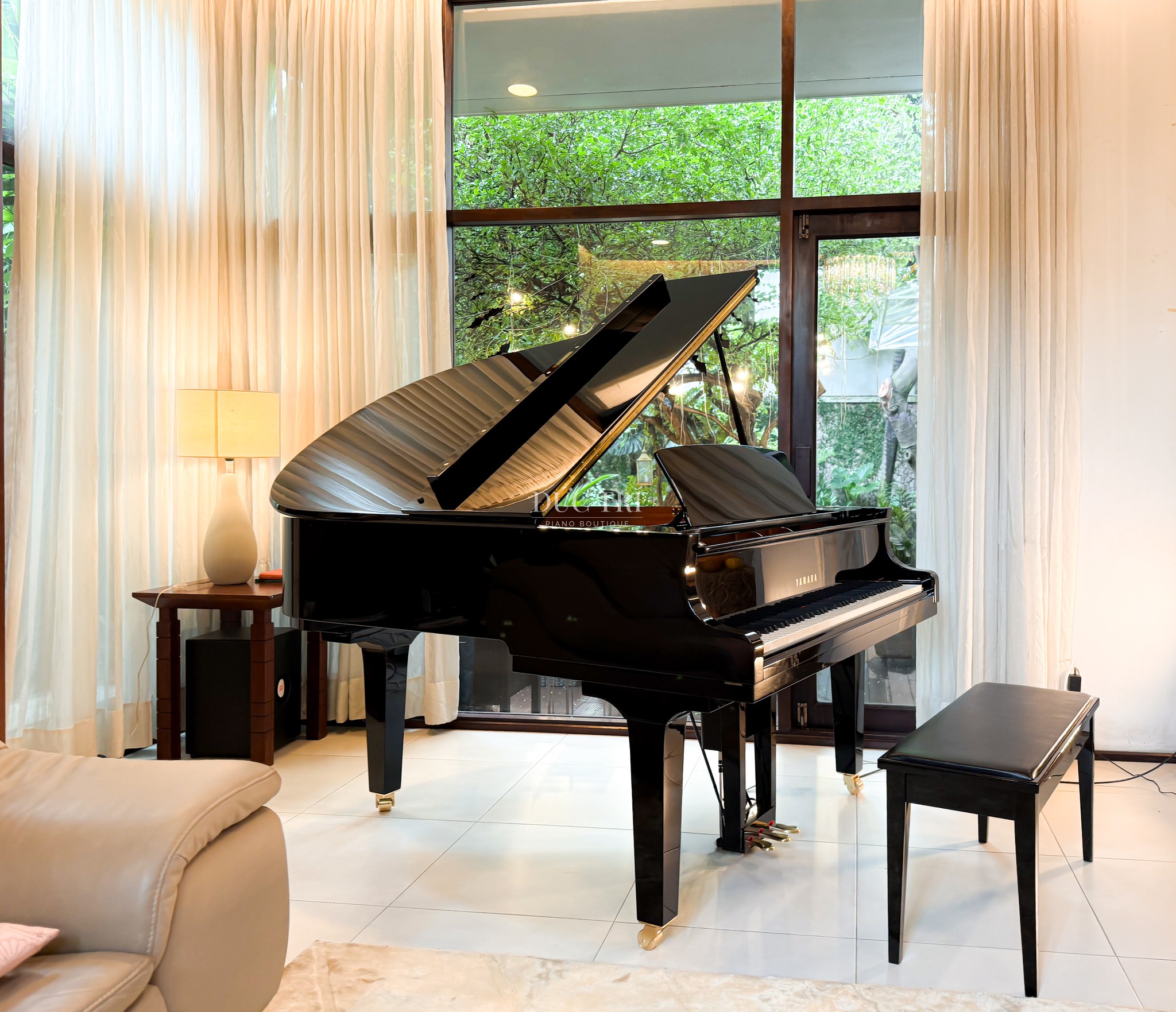 Góc chụp xa của đàn Yamaha DC2X Disklavier trong không gian phòng khách