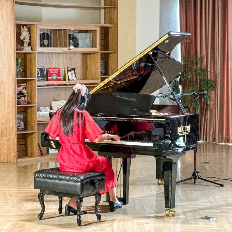 Khách hàng đến trải nghiệm đàn piano tại Đức Trí Piano Boutique