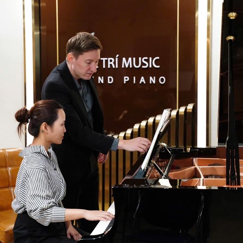 Khách hàng đến trải nghiệm piano tại Đức Trí Piano Boutique