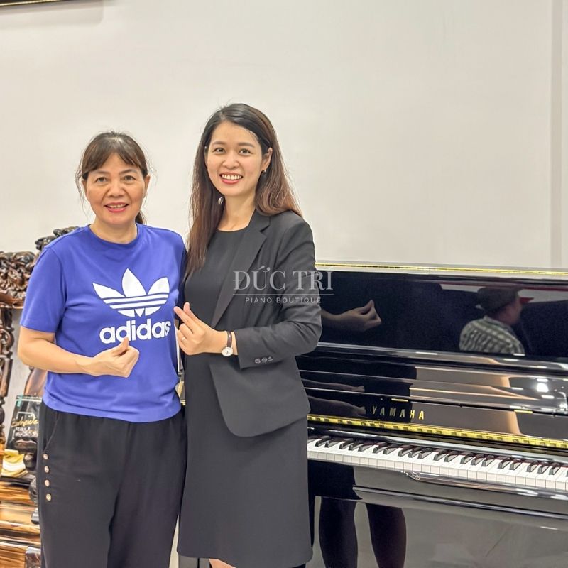 Khách hàng mua piano Upright tại Đức Trí Piano Boutique
