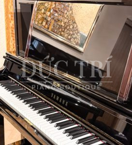 Logo Yamaha và phím đàn trên Yamaha YUS5