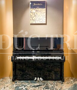 Mặt trước đàn piano Yamaha YUS5