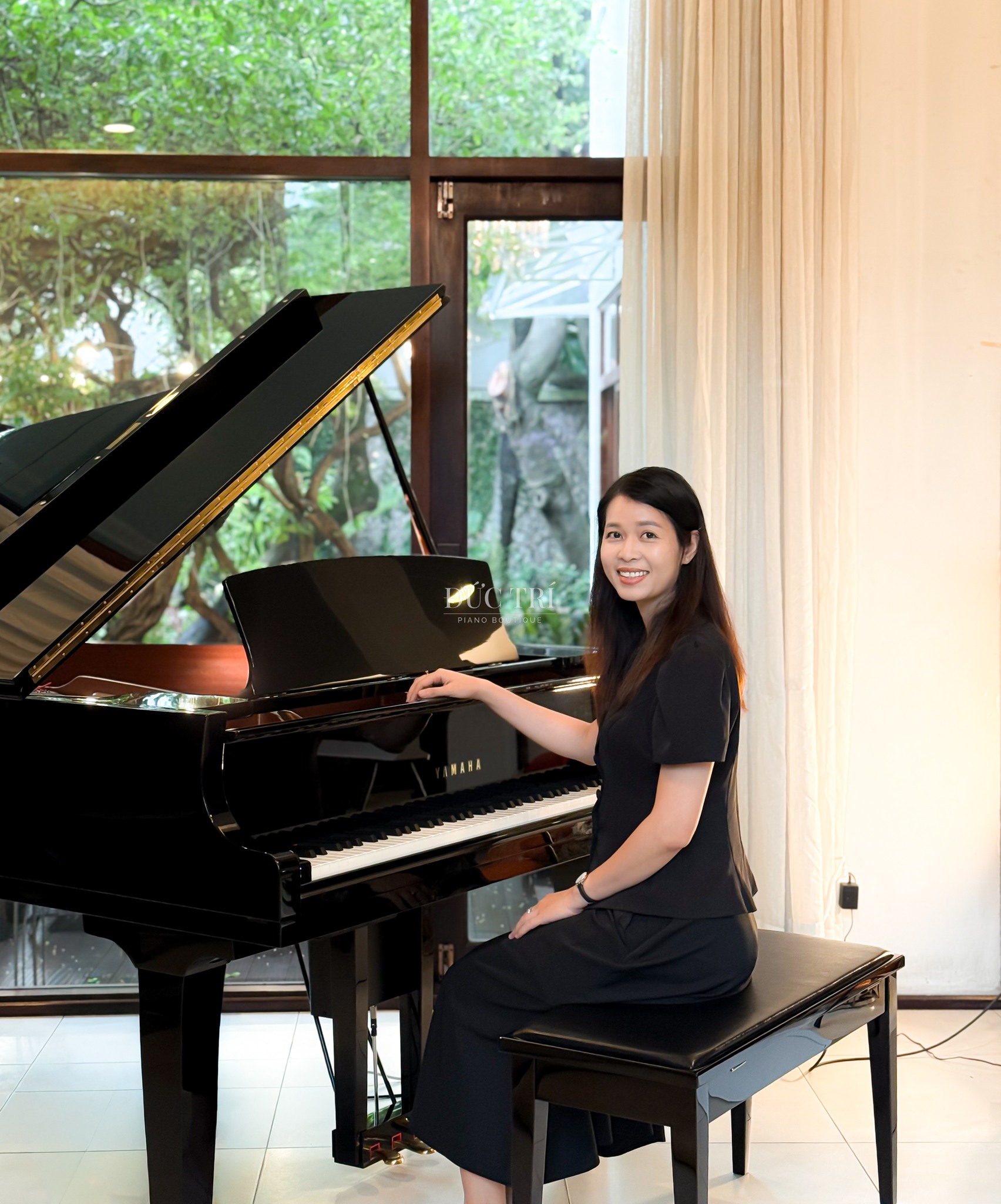 Nhân viên Piano Boutique Đức Trí bên đàn Yamaha DC2X Disklavier