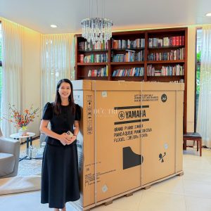 Nhân viên Piano Boutique Đức Trí bên thùng đàn Yamaha DC2X Disklavier