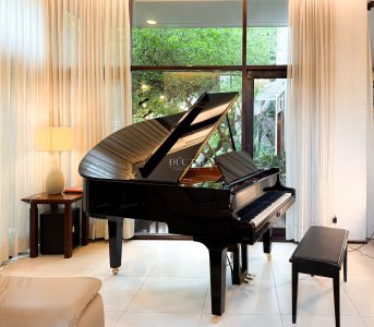 Toàn cảnh đàn Yamaha DC2X Disklavier trong không gian phòng khách