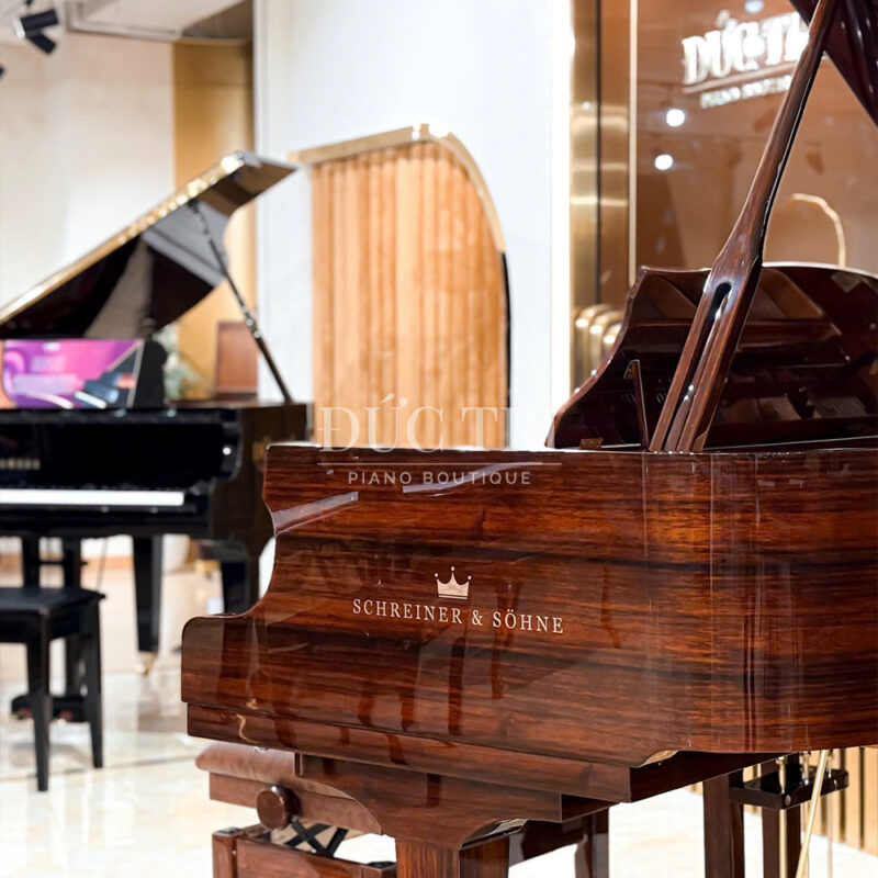 logo bên cạnh đàn Schreiner & Sohne GP170 MHG