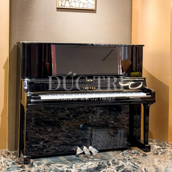 màu đen bóng trên đàn piano Yamaha YUS5