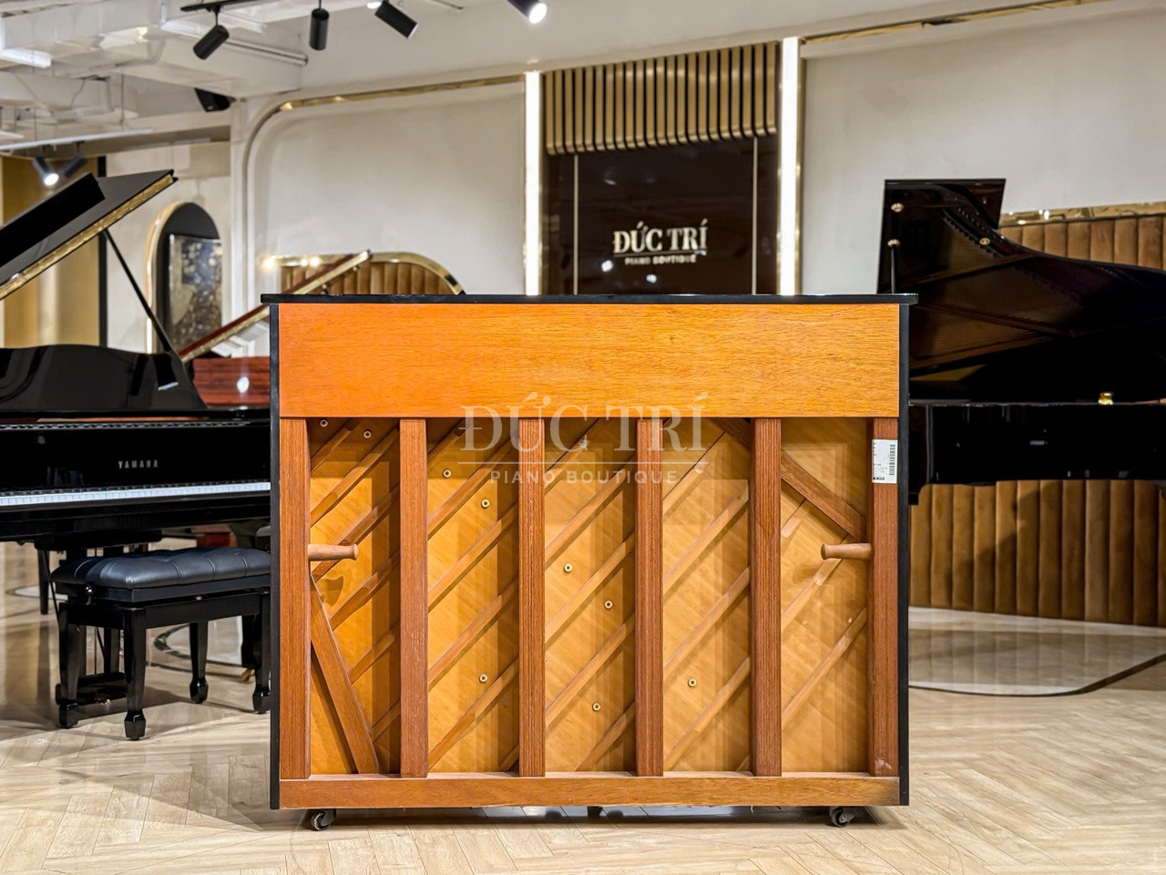 Kawai K600 15 Soundboard Kawai K600 được thiết kế theo dạng thuôn dần