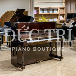 Góc nhìn bên trái của đàn piano Yamaha W110BĐê