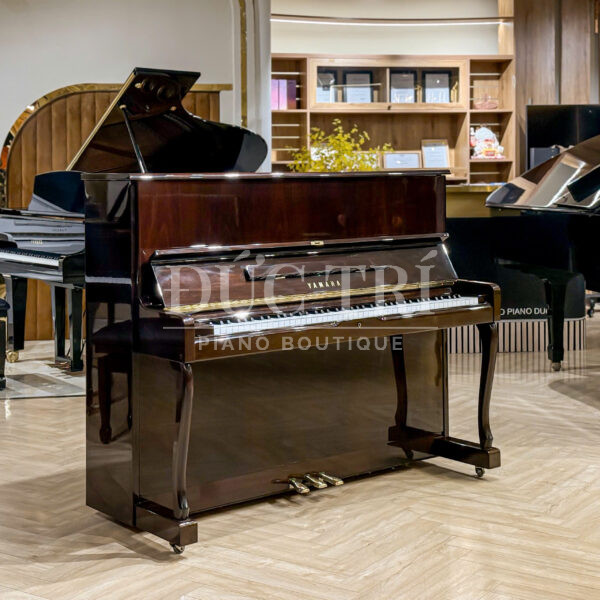 Góc nhìn bên trái của đàn piano Yamaha W110BĐê