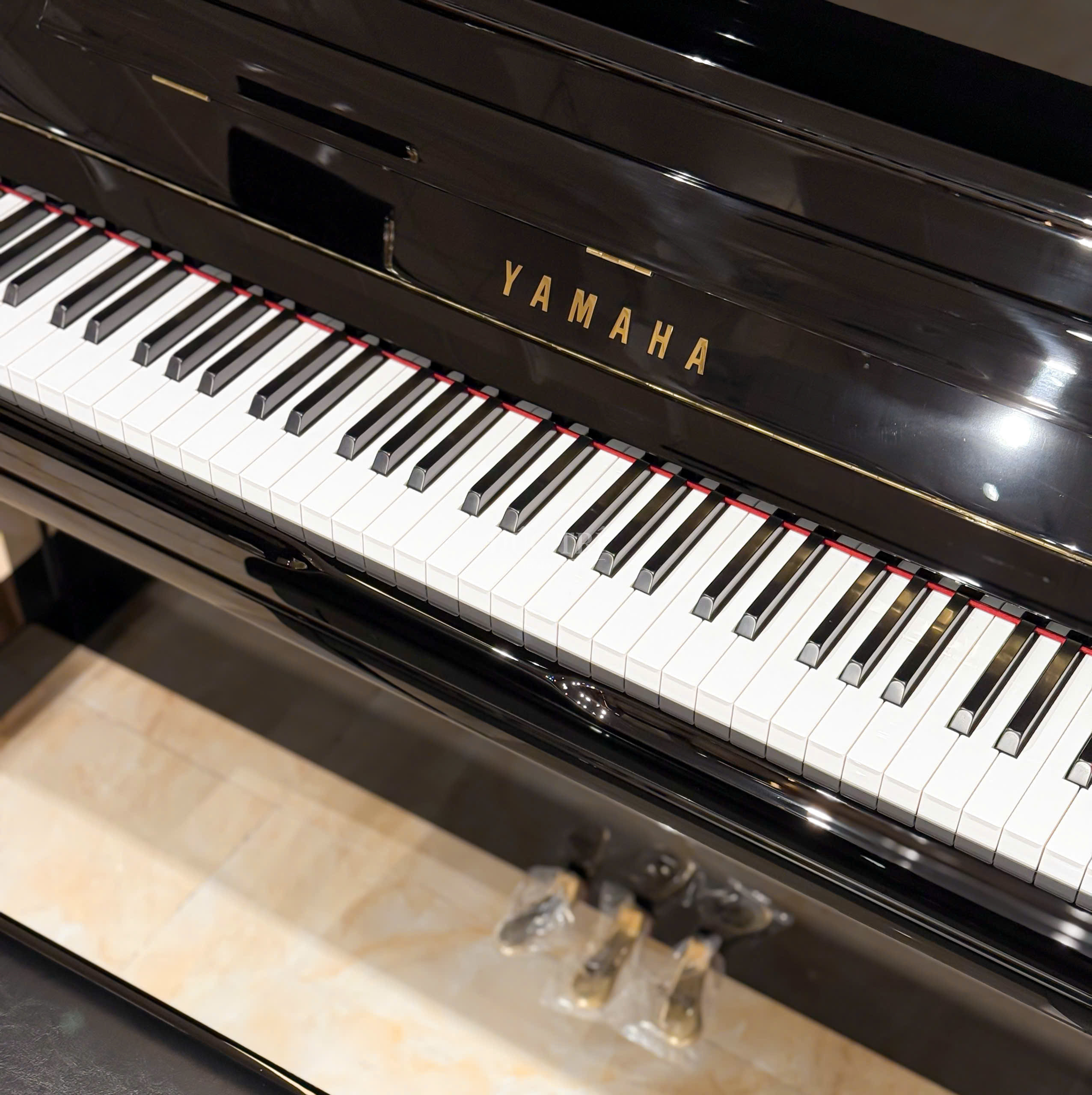 Yamaha U1JPE 13 Logo và bàn phím đàn Yamaha U1JPE