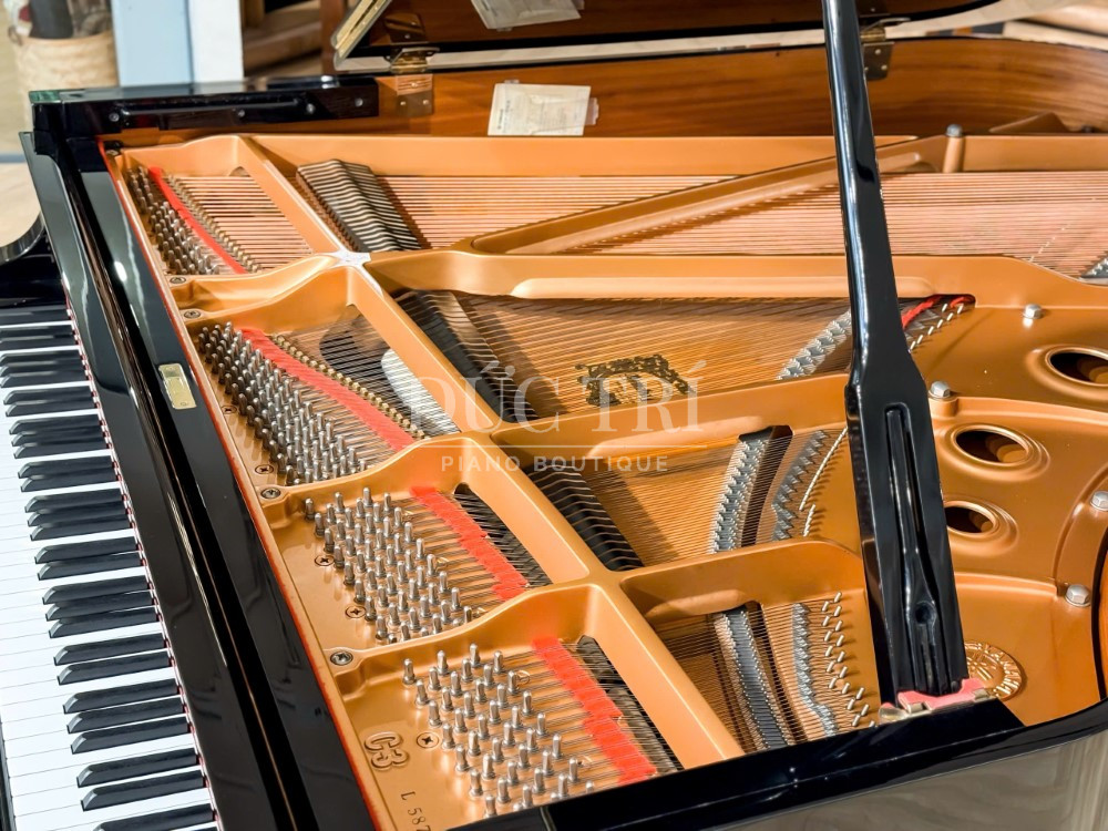 Bo may day va thanh chong nap dan piano Yamaha C3L So sánh đàn piano Yamaha và Boston Bộ máy, dây và thanh chống nắp đàn piano Yamaha C3L