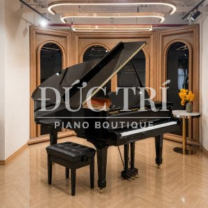 Đàn Yamaha C3L mở nắp thùng đàn trong showroom Đức Trí