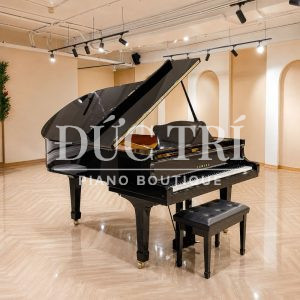 Đàn piano Yamaha C3L màu đen góc nhìn bên phải
