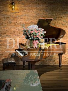 Hoa chúc mừng bàn giao Yamaha G3B Walnut