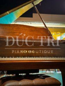 Logo Yamaha trên đàn Yamaha G3B Walnut