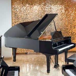 Màu sắc đen bóng trên cây đàn Yamaha C5E super