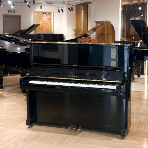Phía trước của đàn Yamaha U2M