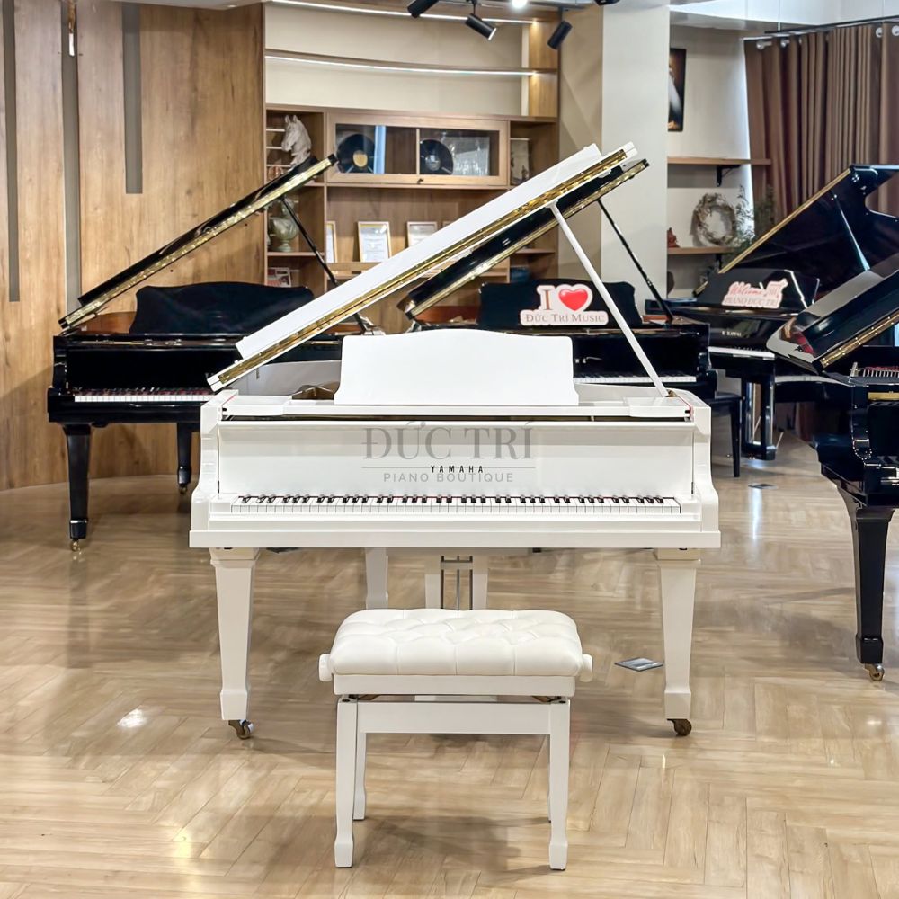 Phia truoc dan Yamaha G2 White yamaha w102b Đàn Yamaha G2 White