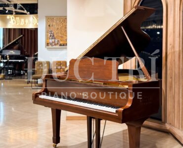 Phía trước piano Yamaha G3B
