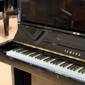 Phím đàn và logo Yamaha trên đàn Yamaha U2M