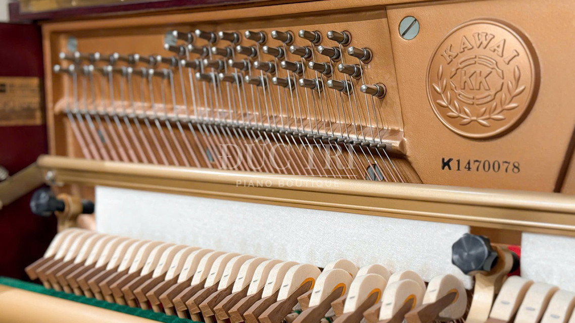 Kawai KL502 2 Chiếc Kawai KL502 tại Piano Đức Trí có số seri 1470078, tương ứng năm sản xuất 1984 tại Nhật Bản
