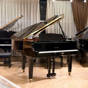 Hệ thống 3 pedal trên đàn Yamaha GB1K