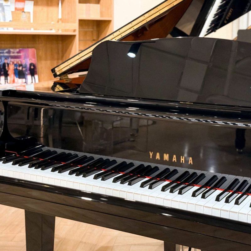 Logo Yamaha trên đàn Yamaha GB1K