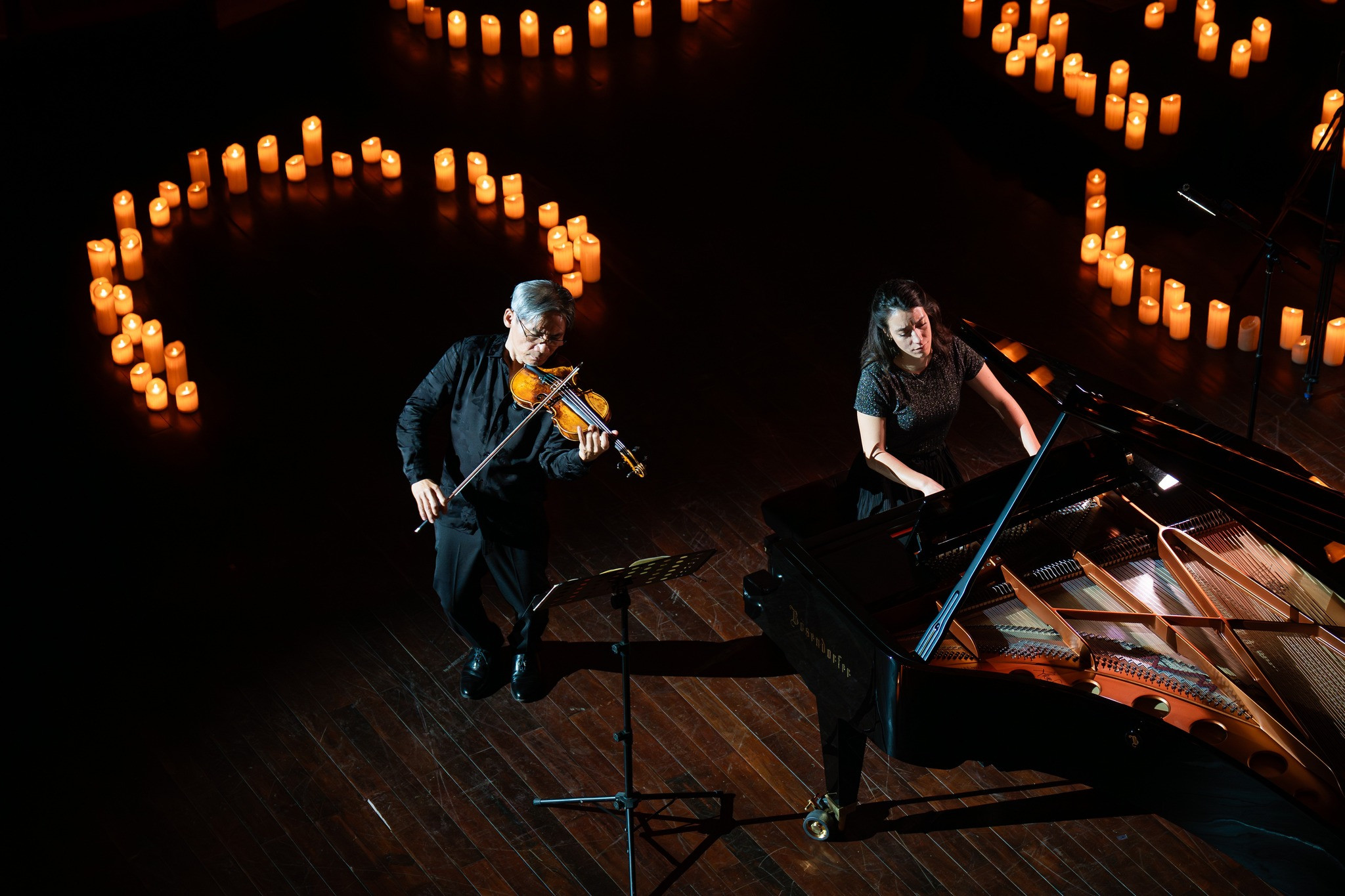 La A Different Way of Music violist nguyen huu nguyen pianist Mathilde Nguyen1 Ở tác phẩm cuối cùng của Camille Saint-Saëns, Violist Nguyễn Hữu Nguyên bị chuột rút. Không thể di chuyển và không còn những chuyển động quen thuộc trên sân khấu ... “Đau chứ. Đứng yên luôn, không ‘múa’ được nữa… chắc bớt đẹp trai mấy phần.” - thầy Nguyên chia sẻ