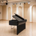 Bösendorfer Audi - Đàn piano đen trong phòng trưng bày với góc bên cạnh