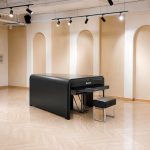 Bösendorfer Audi - Đàn piano đen trong phòng trưng bày với góc nghiêng